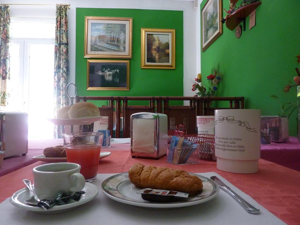 Junior Hotel